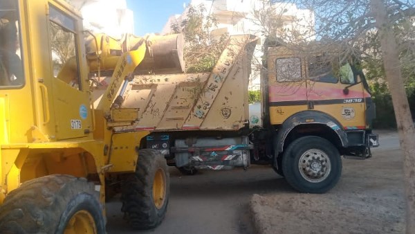 حملات نظافة مكثفة بمدينة العاشر لتحسين المشهد الحضاري بالمناطق السكنية