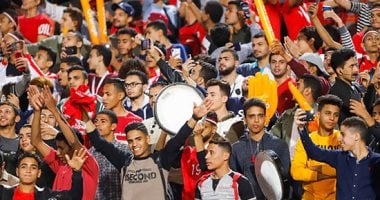 الجماهير تؤازر منتخب مصر باستاد أدرار قبل مواجهة زيمبابوى.. فيديو