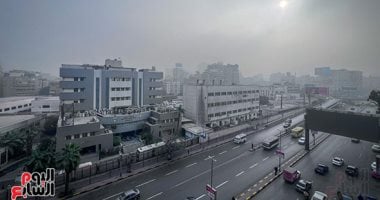 شبورة مائية كثيفة تصل للضباب تُغطى طرق الجيزة.. فيديو