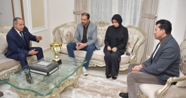 وزير الشباب ومحافظ بورسعيد يقدمان واجب العزاء لأسرة السباح يوسف محمد بمنزله