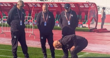 حسام حسن وجهاز منتخب مصر يتفقدون ملعب مباراة زيمبابوى.. صور