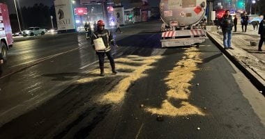 تسرب بنزين من سيارة مواد بترولية حمولة 57 ألف لتر بمحور التسعين فى التجمع.. صور