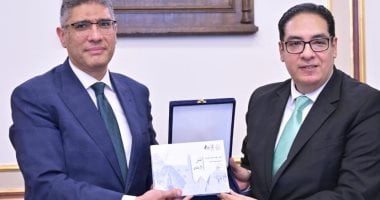 رئيس جامعة القاهرة يقدم لمحافظ الجيزة الدليل الاسترشادى للهوية البصرية للمحافظة