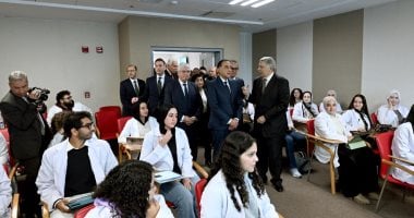 رئيس الوزراء يتفقد عددا من أقسام المستشفى الجامعى بجامعة الجيزة الجديدة