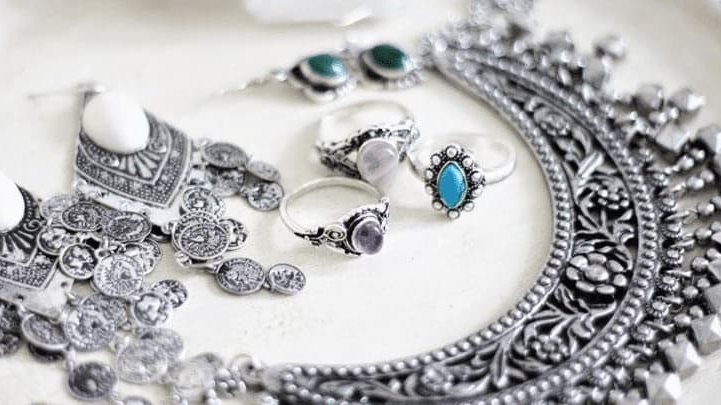 قفزة تاريخية للفضة بدعم خفض الفائدة وتقلص المعروض العالمي