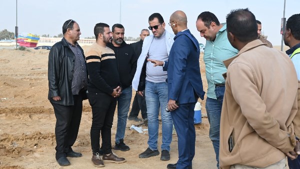 متابعة عاجلة لإصلاح كسر خط المياه المغذي لمدينة الشروق .. صور