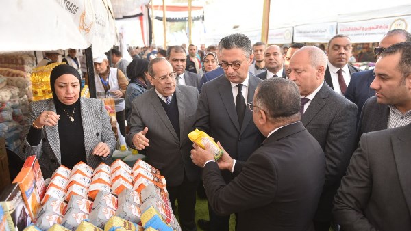 وزير التموين ومحافظ القاهرة يفتتحان سوق “اليوم الواحد” بالمرج.. صور