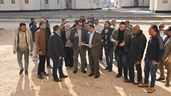 نائب رئيس هيئة المجتمعات العمرانية يتفقد مشروعات الإسكان بمدينة العاشر من رمضان