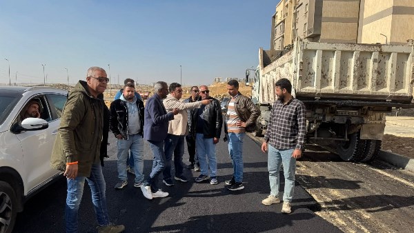 رئيس جهاز القاهرة الجديدة يتفقد أعمال الطرق والإنترلوك بسكن مصر 2 و3 وأرض المعارض..صور
