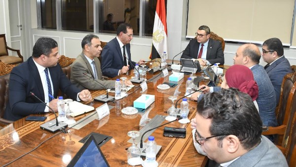 وزير الإسكان يتابع مع “الشركة الوطنية للإنشاء” ملفات العمل المشترك وأوجه التعاون