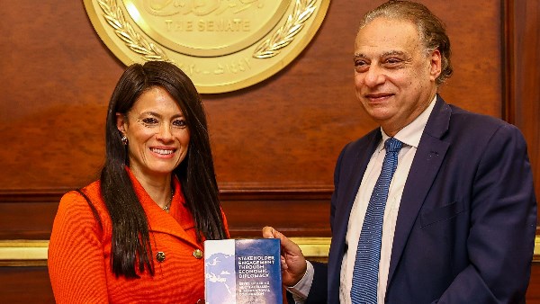 رانيا المشاط تُهدي لجنة الشئون الخارجية بالشيوخ نسخة من كتابها «الدبلوماسية الاقتصادية»