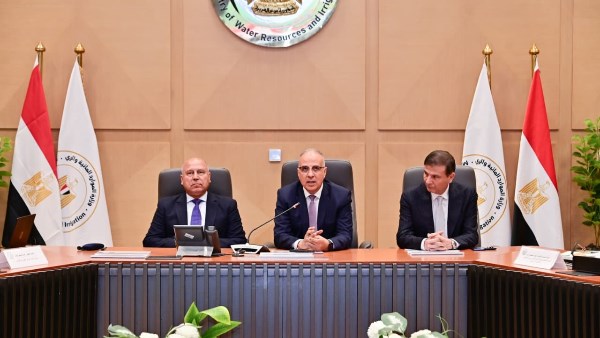 التعامل الحازم مع التعديات على المجاري المائية والطرق والسكك الحديدية