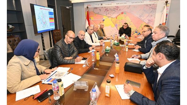 وزير الإسكان يستعرض خطط تطوير الطرق والمحاور بمدينة الشيخ زايد