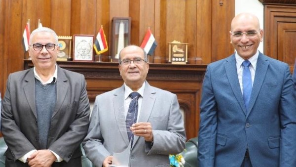 اكسبوتك تمنح درع تقدير لرئيس الشركة القابضة للمياه لدوره في إنجاح المعرض الدولي IWWI 2025