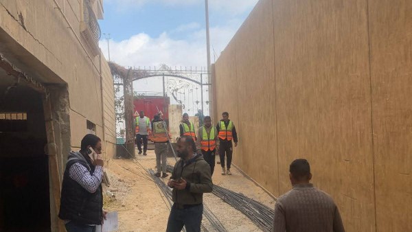 إزالة مخالفات بناء ورفع إشغالات ومصادرة مركبات التوكتوك بحدائق أكتوبر.. صور