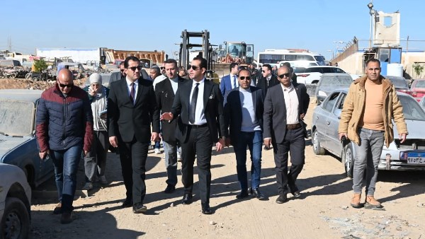 رئيس مدينة العاشر يشارك فيش أعمال تطوير وتنظيم ساحات التحفظ على المركبات
