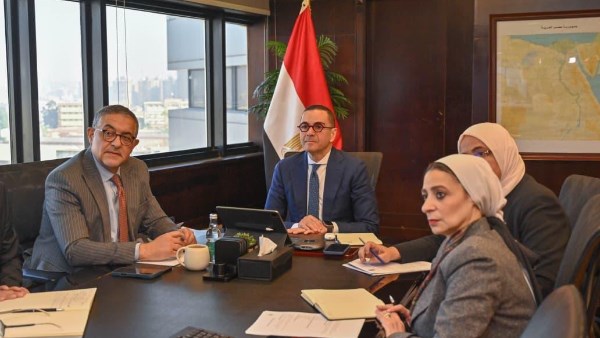 وزير الاستثمار يبحث مع نظيره الكوري تعزيز العلاقات التجارية بين البلدين