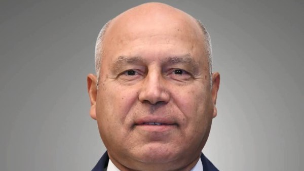 كامل الوزير يصل مسقط للمشاركة في منتدى الأعمال المصري العماني