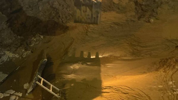 كسر مفاجئ في خط المياه الرئيسي يسبب انقطاع الخدمة بعدة مناطق بحدائق أكتوبر.. صور