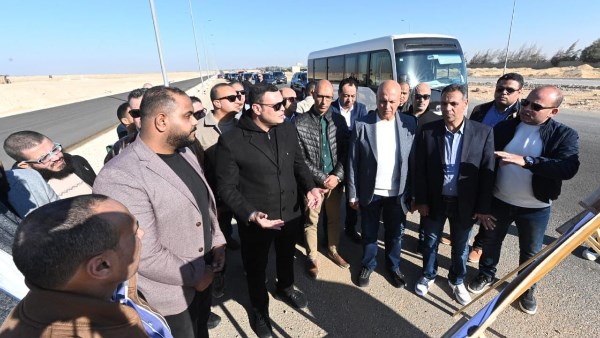 وزير الإسكان يختتم جولته اليوم بتفقد مشروع طريق محور سفنكس بطول 16كم