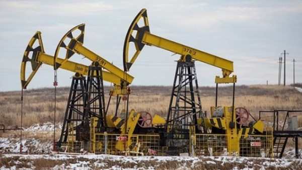 عقود النفط الأمريكي تهبط دون 55 دولاراً للبرميل لأول مرة منذ 2021