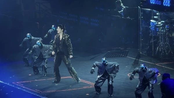 روبوتات بشرية صينية تذهل الحضور في حفل موسيقي برقص متزامن وتلفت انتباه ماسك