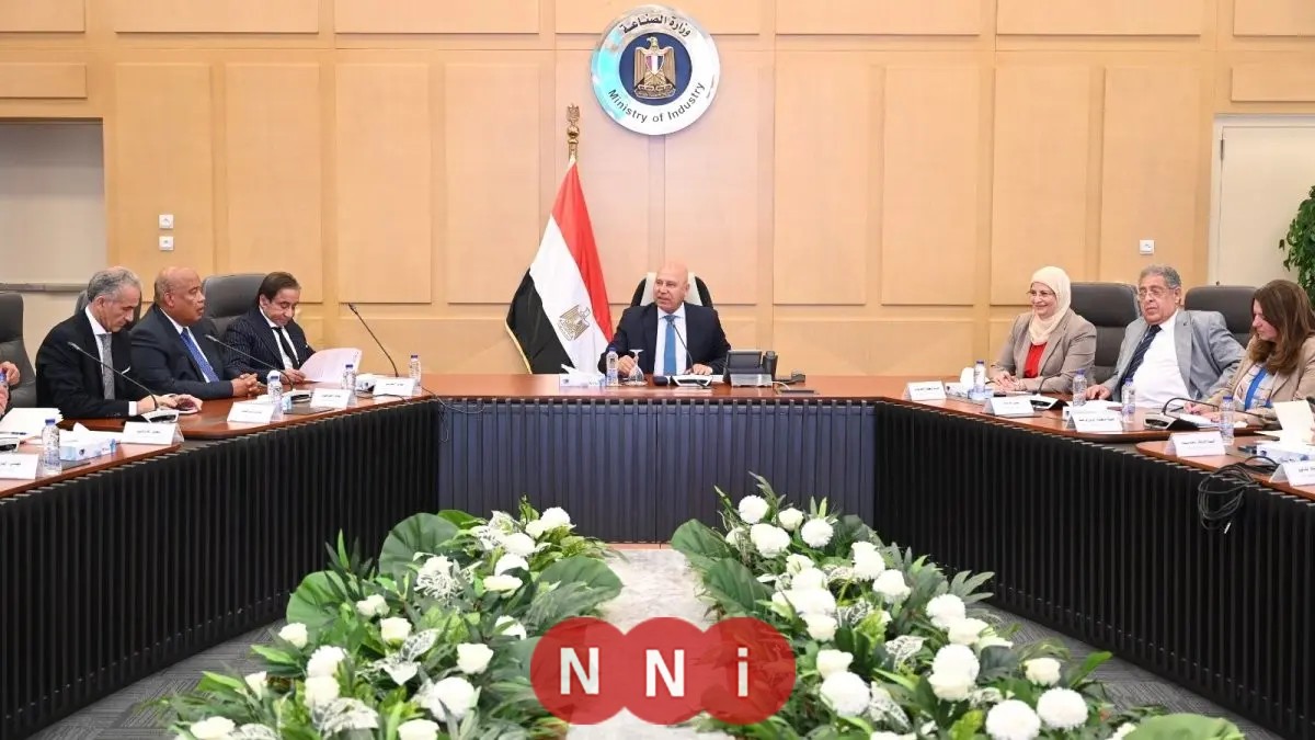 وزير الصناعة يناقش مع كبار مصنعي الحديد وشركات السيارات سُبُل توطين صناعة صاج المركبات