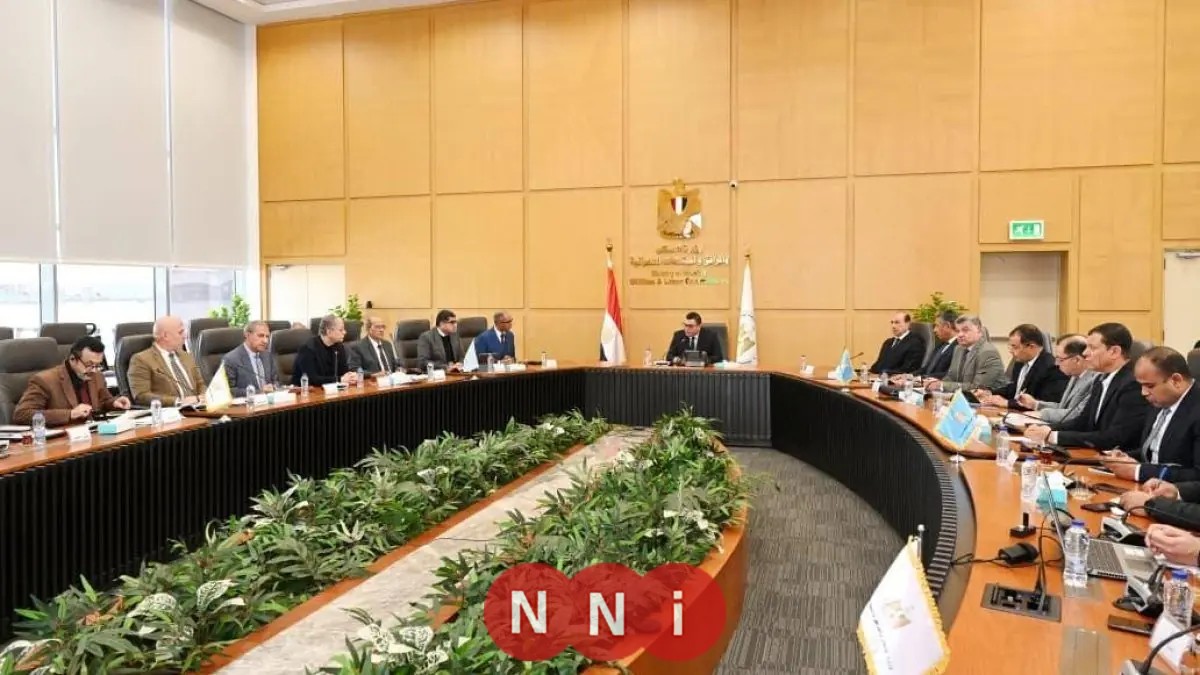 وزير الإسكان يناقش تقدم مشروعات حياة كريمة لتطوير الريف المصري في اجتماع متابعة