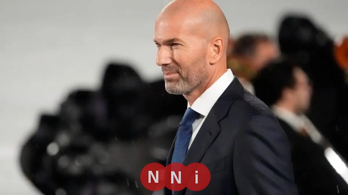 زيدان الأسطورة يحضر القمة العربية ويراقب حارس الجزائر عن كثب