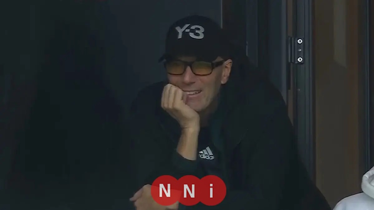 زين الدين زيدان يدعم نجله في مباراة الجزائر ضد السودان بحضور مميز في الملعب