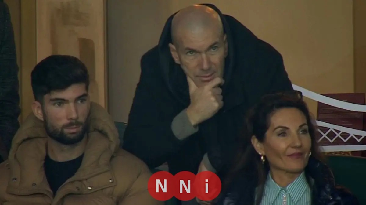 زين الدين زيدان يساند ابنه بحماس من المدرجات في مباراة الجزائر ضد بوركينا فاسو