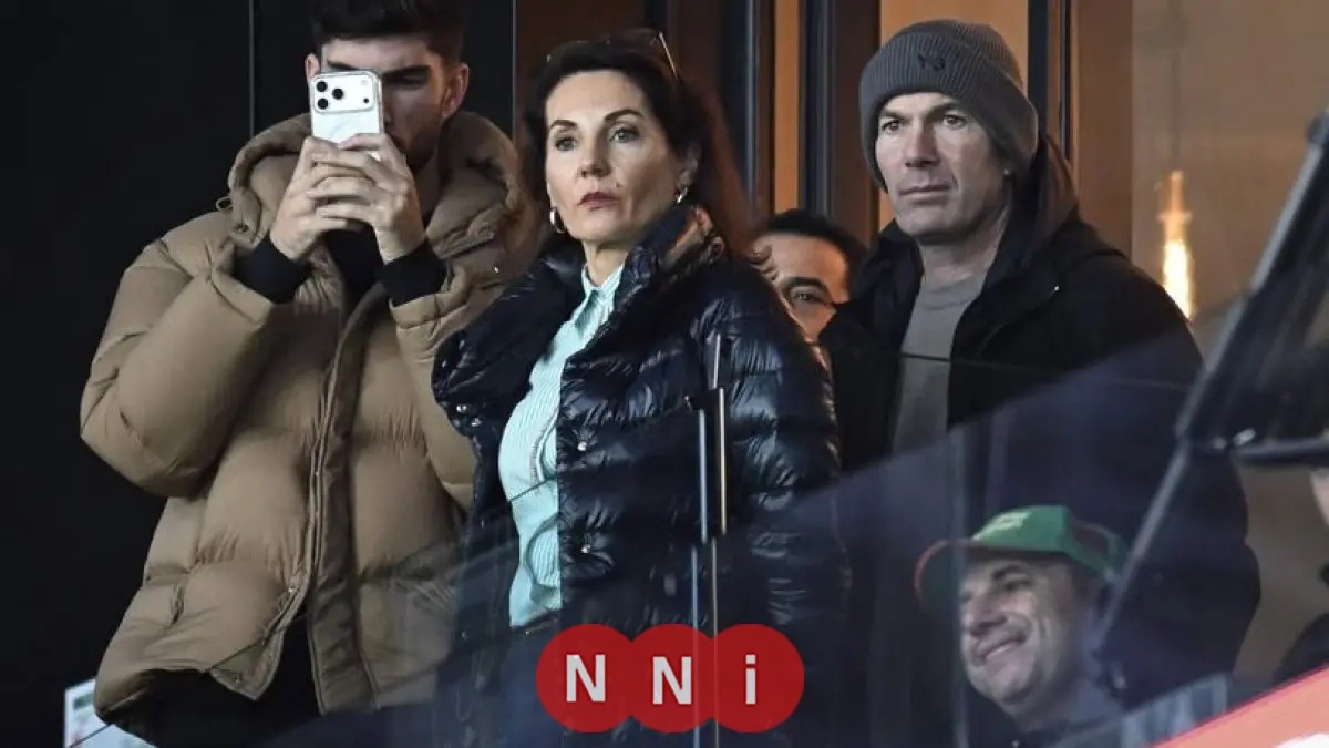 زيدان يشجع نجله من المدرجات في مباراة الجزائر ضد بوركينا فاسو بأمم أفريقيا