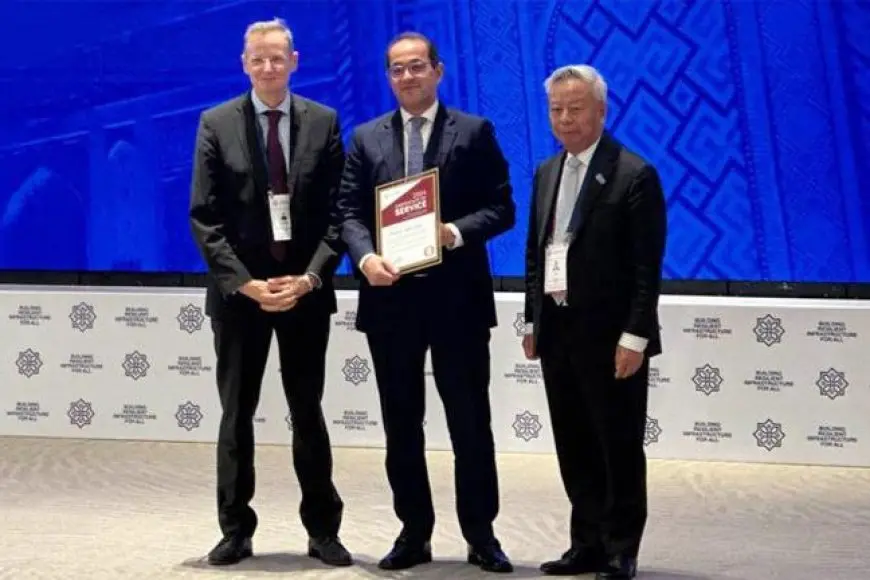 رئيس البنك الآسيوي يكرم “أحمد كجوك” بوصفه عميد المديرين التنفيذيين بالمجلس