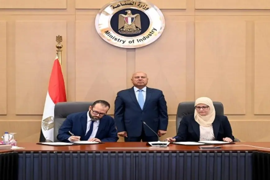 وزير الصناعة والنقل يشهد توقيع عقد بين شركة القاهرة للاستثمار والتطوير العمراني وشركة ليوني مصر لإقامة مصنع جديد لإنتاج الضفائر الكهربائية بمدينة الروبيكي