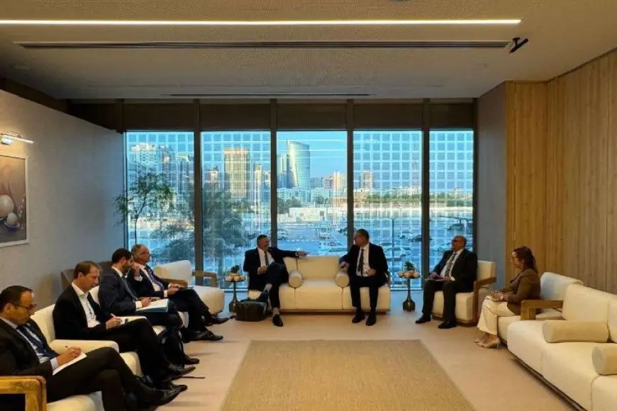 وزير البترول يبحث مع رئيس شركة توتال إينرجيز العالمية خططها الحالية والمستقبلية