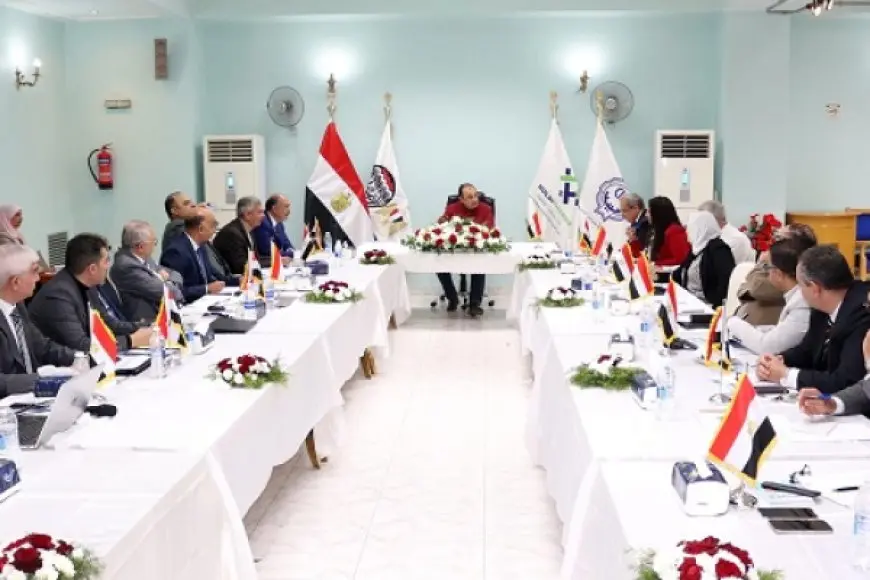 وزير قطاع الأعمال العام يستعرض مؤشرات أداء شركات الأدوية التابعة وموقف مشروعات التطوير