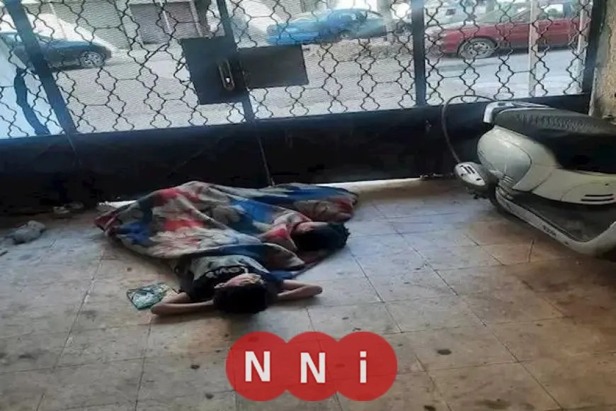 نتيجة للخلافات الأسرية.. تفاصيل مأساة 3 أطفال يبيتون في مدخل عمارة ببورسعيد