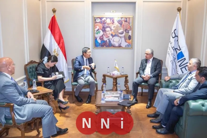 رئيس المنطقة الاقتصادية يتباحث مع سفير سنغافورة في القاهرة حول فرص التعاون والاستثمار المشترك