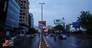 أمطار خفيفة تضرب مناطق متفرقة من القاهرة والجيزة وشبورة كثيفة تحجب الرؤية