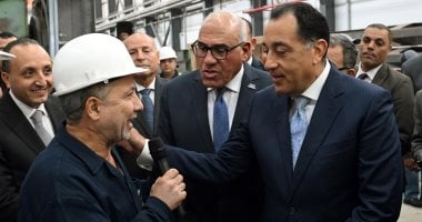 رئيس الوزراء يجري حوارا وديا مع العاملين بمصنع سيماف حول خطط التطوير