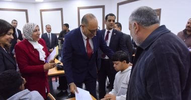 وزير العمل يُسلم 20 عقد عمل لذوى الهمم فى الجامعة المصرية الصينية