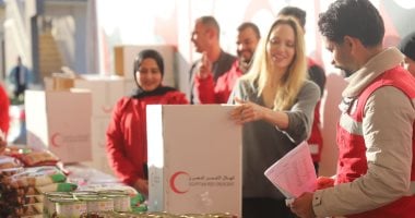 أنجلينا جولى تساعد فى تعبئة المساعدات الإنسانية برفح قبل إرسالها لغزة.. فيديو