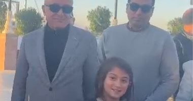 طفلة أجنبية تلتقط صورة مع رئيس الوزراء بالأقصر.. ومدبولي لوالدها: إجازة سعيدة