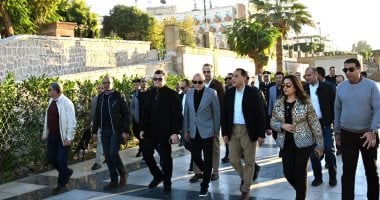 رئيس الوزراء يتفقد تطوير كورنيش نيل الأقصر ويشاهد عروضا فنية بالمسرح الروماني