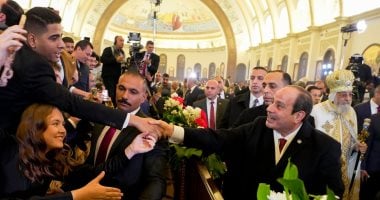 الرئيس السيسى يقدم التحية للمشاركين فى قداس عيد الميلاد بالعاصمة الجديدة.. صور