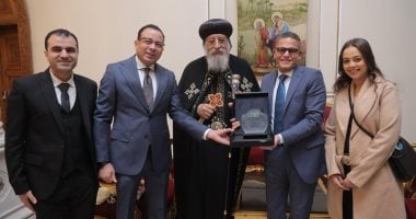اليوم السابع يهنئ البابا تواضروس بعيد الميلاد ويهديه درعا لجهوده الوطنية