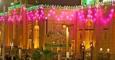 أجواء مبهجة وزينة وفرحة في الليلة الختامية للاحتفال بمولد السيدة زينب.. فيديو