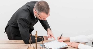 قانون العمل يلزم المنشآت بالكشف الدورى على الصحة العقلية والنفسية للعاملين