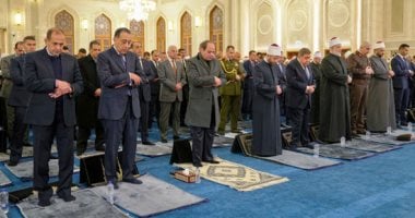 الرئيس السيسي يؤدى صلاة الفجر بمسجد العزيز الحكيم بالمقطم إيذانا بافتتاحه.. صور