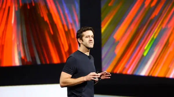 جون تيرنوس هو الأوفر حظًا لخلافة تيم كوك الرئيس التنفيذي أبل